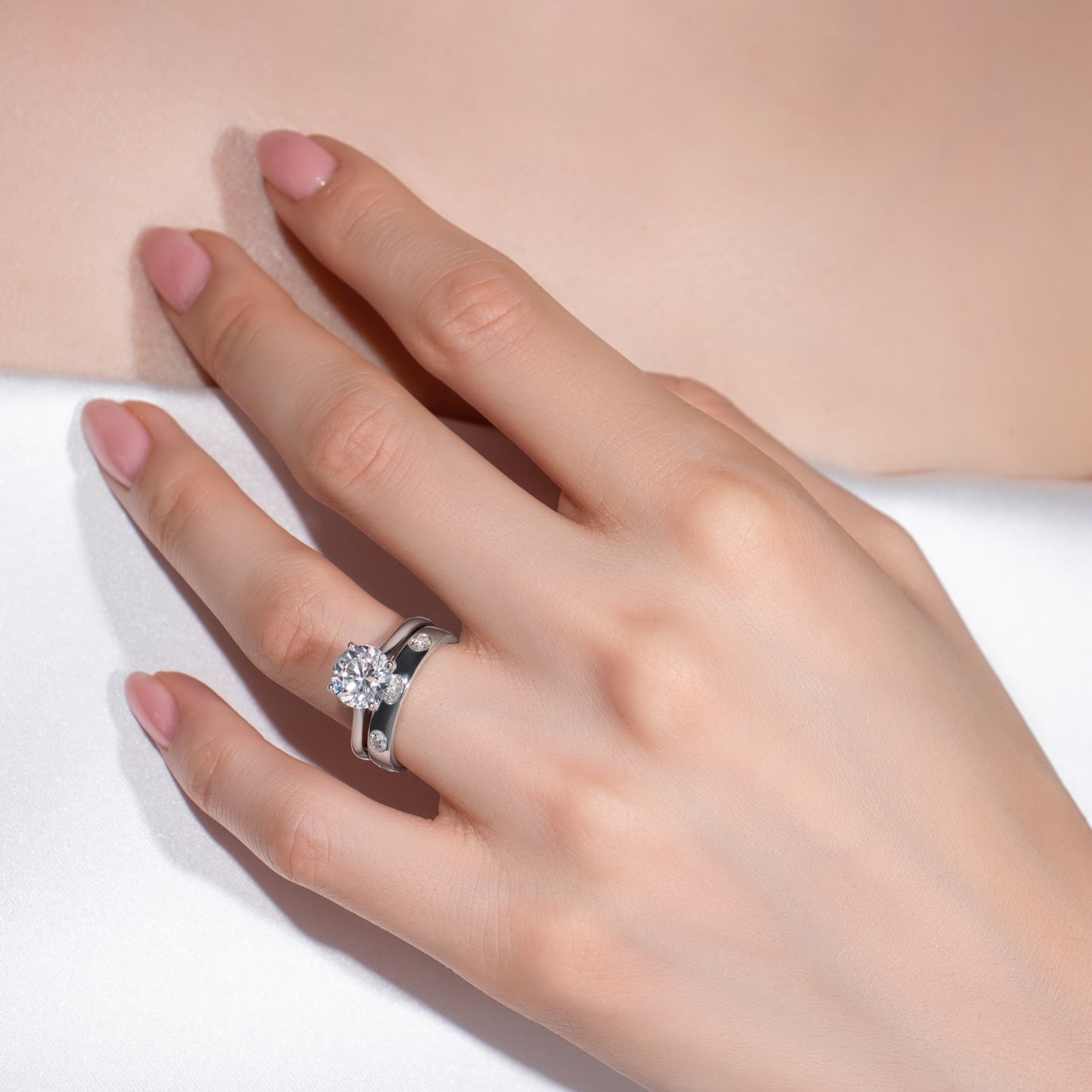 Bold Inlay Oval Diamond Band