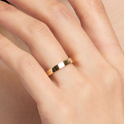 Round Brilliant Cut Engagement Ring With a Flat Plain Band | Temple & Grace  AU